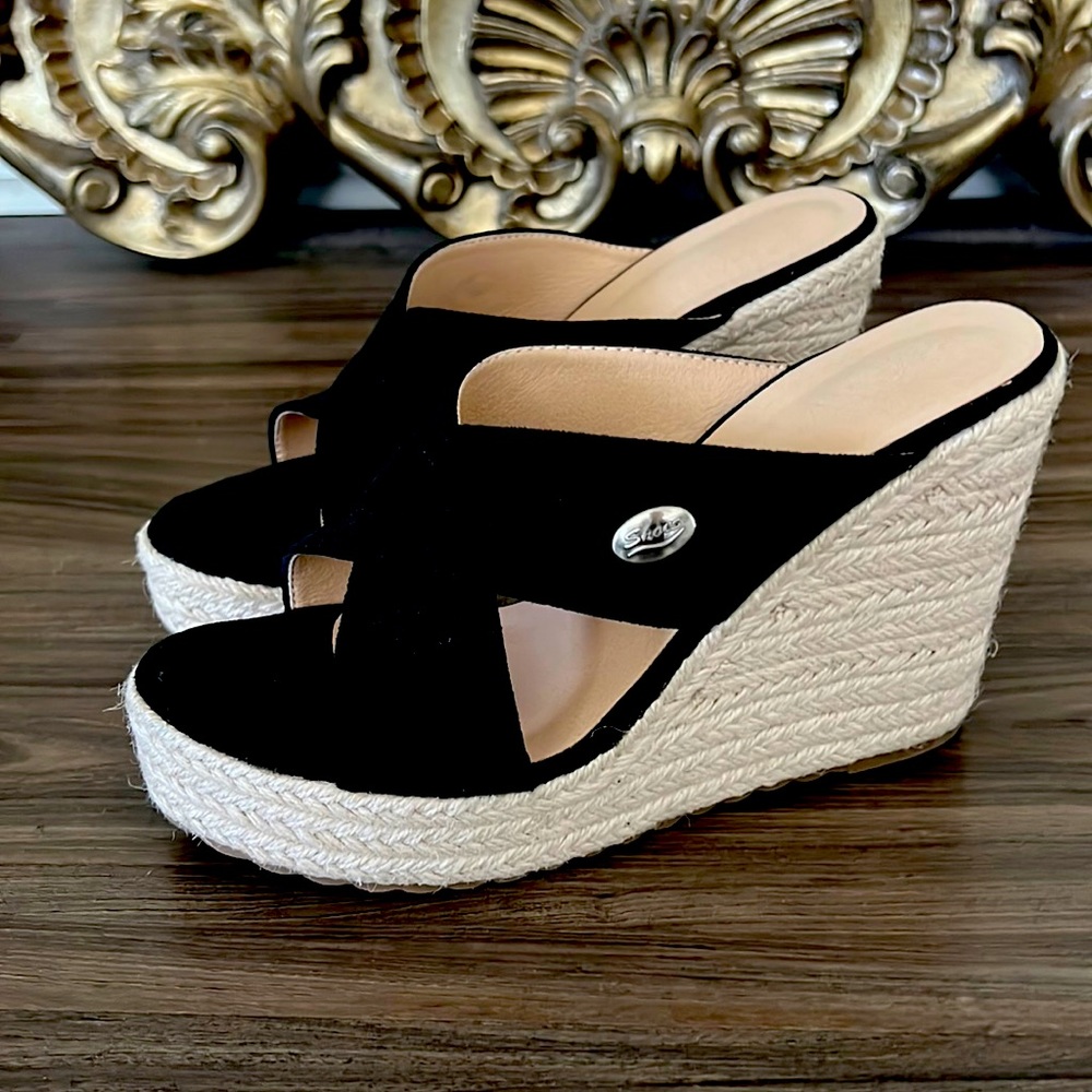 Wedge sandals have been worn a few times